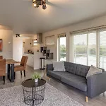 2 Bedroom Cozy Ship In 4*